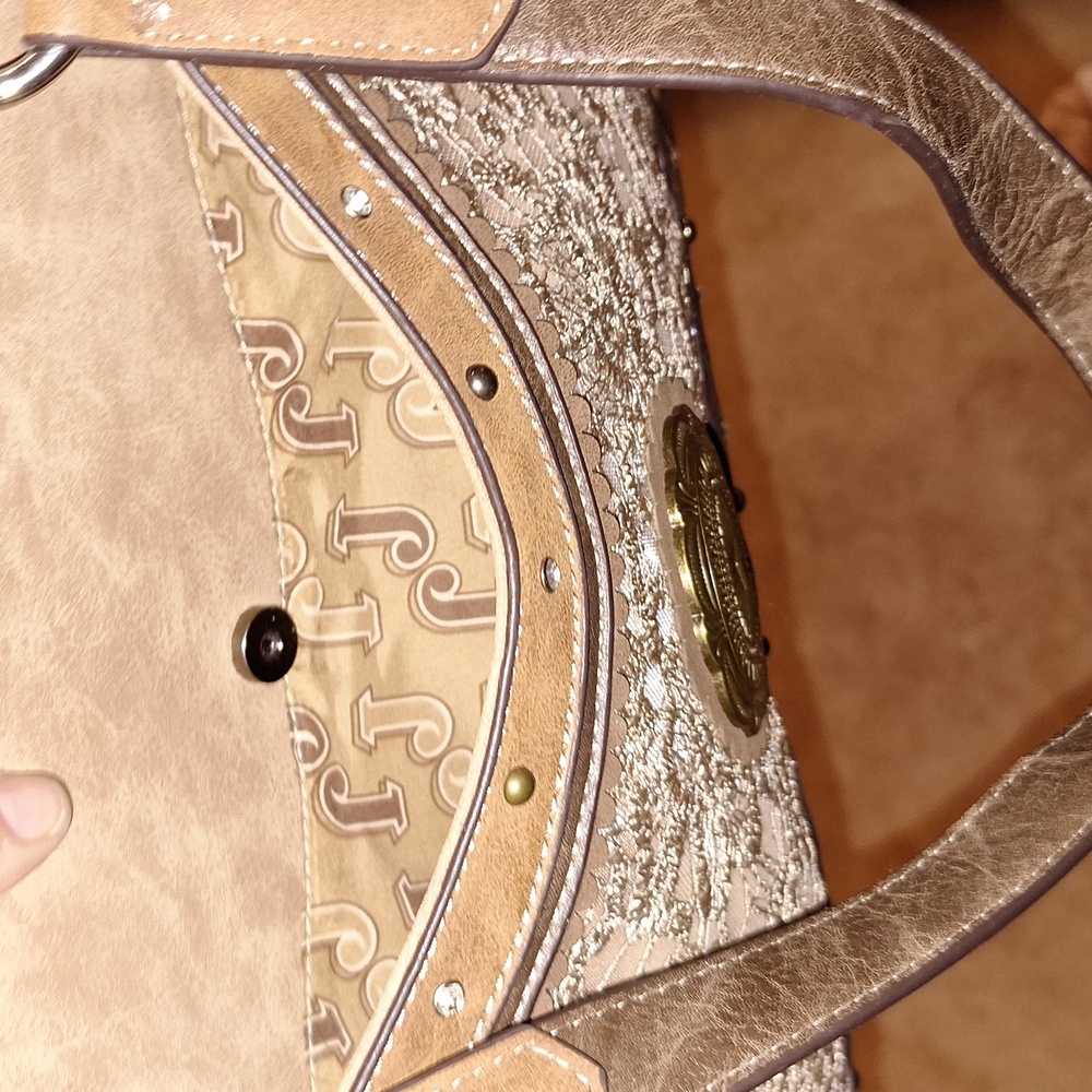 Justin Purse - Picture 6 of 16
